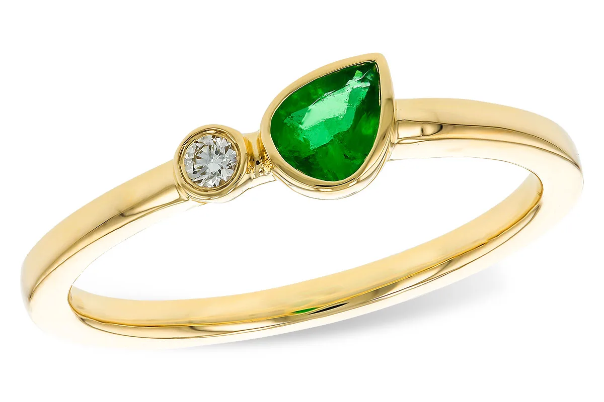 Emerald Ring in yellow gold