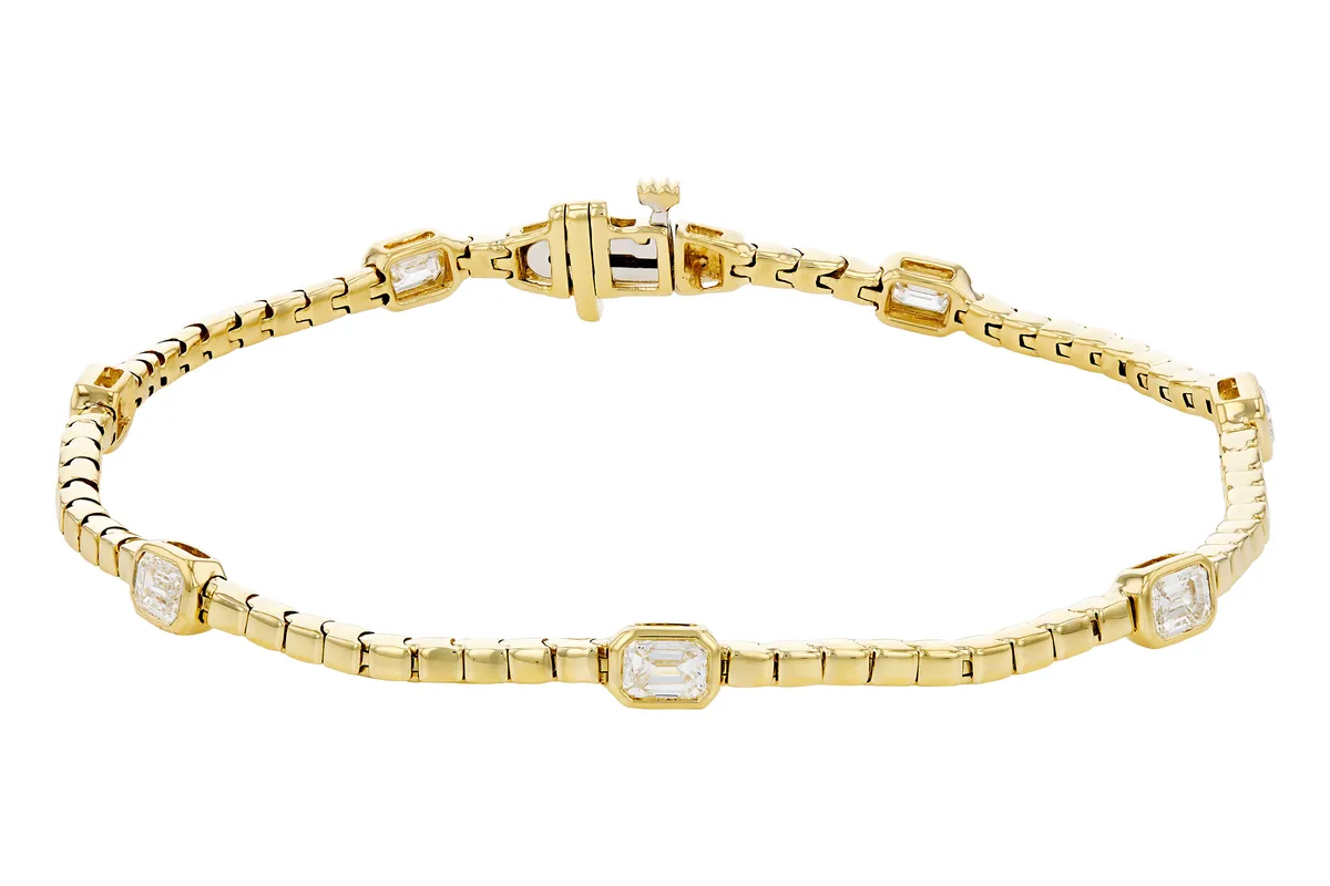 Emerald-Cut Diamond Bracelet in yellow gold