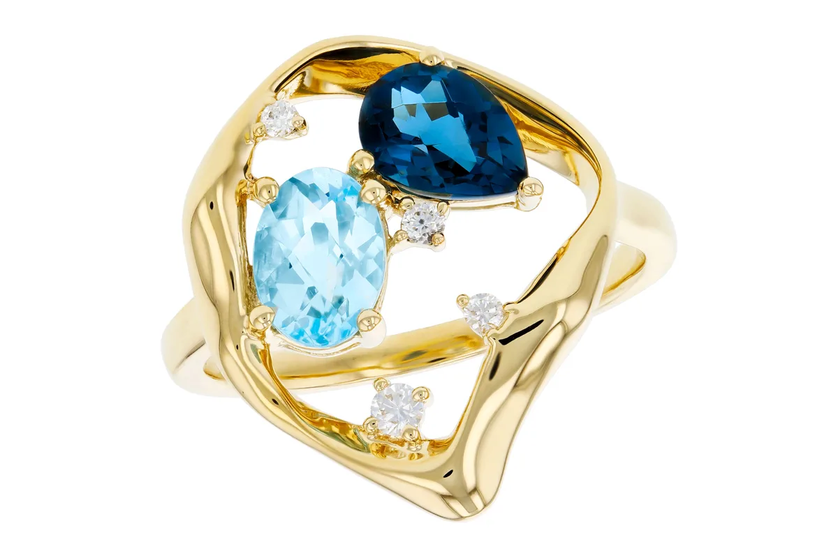 Blue Topaz Ring in yellow gold