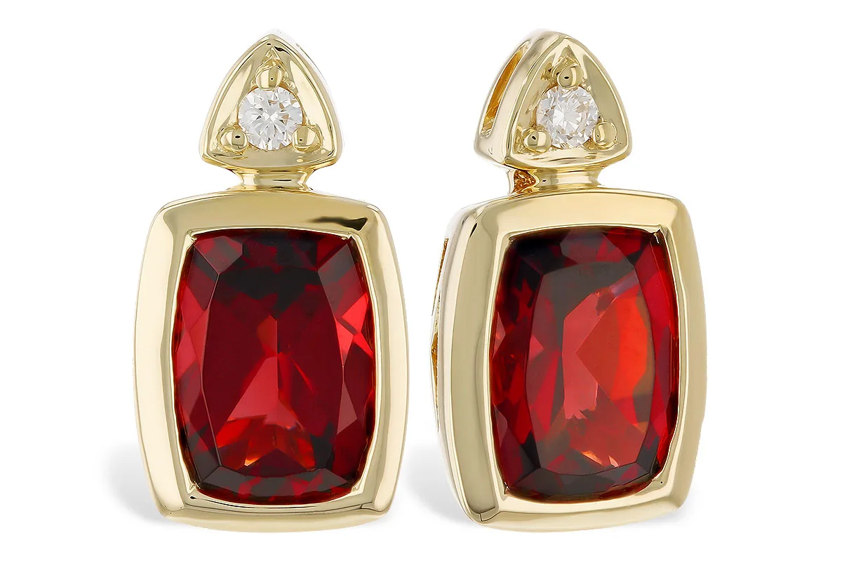 Garnet Earrings in yellow gold