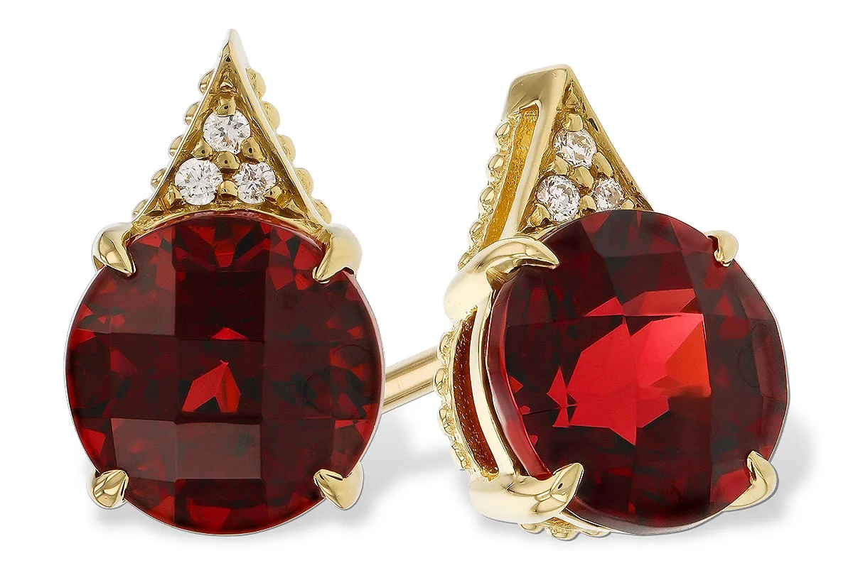 Garnet Earrings in yellow gold