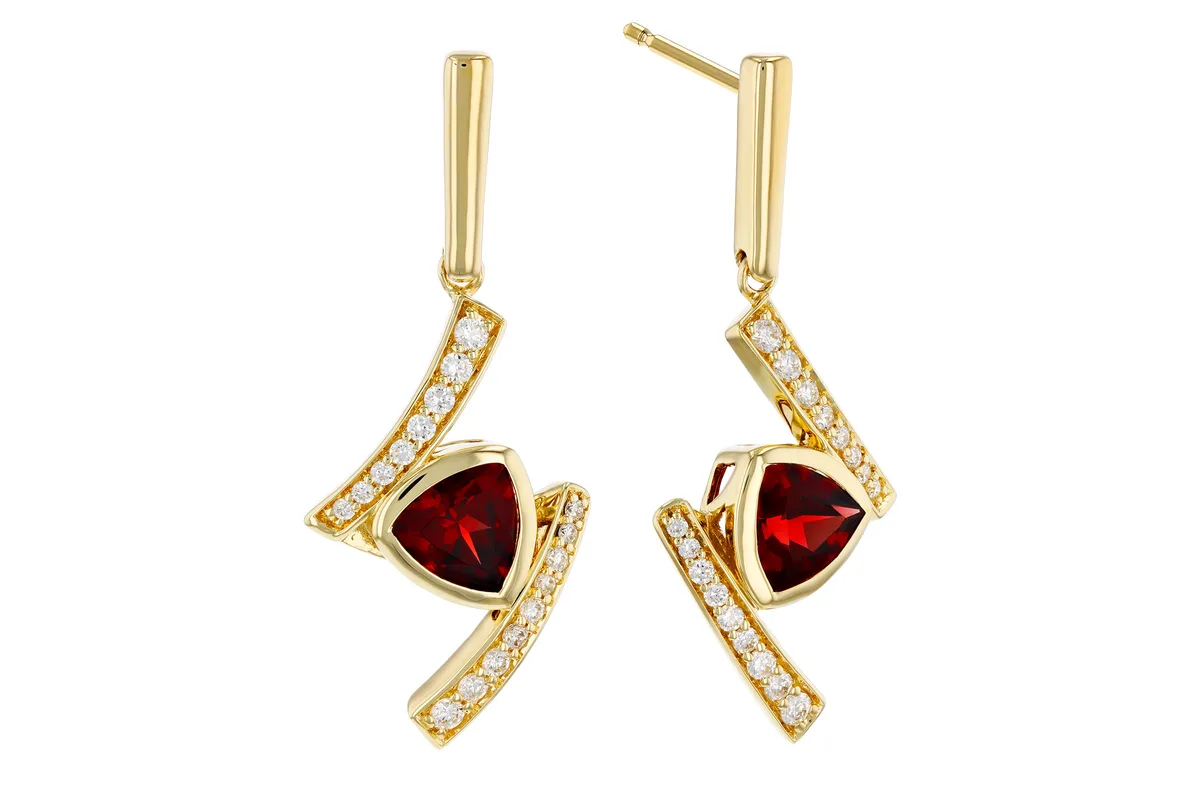 Garnet Earrings in yellow gold