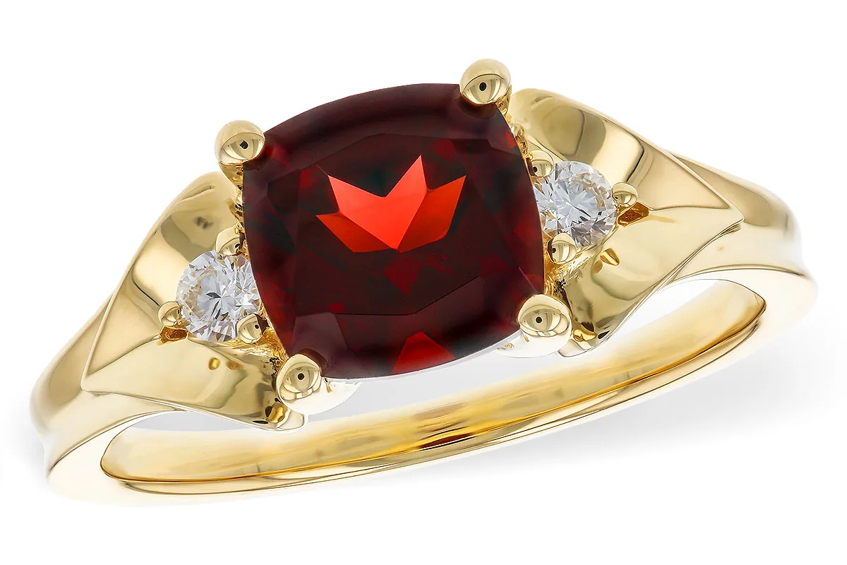 Garnet Ring in yellow gold
