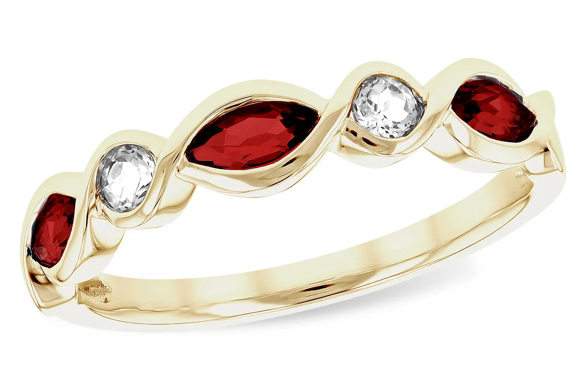 Garnet Ring in yellow gold