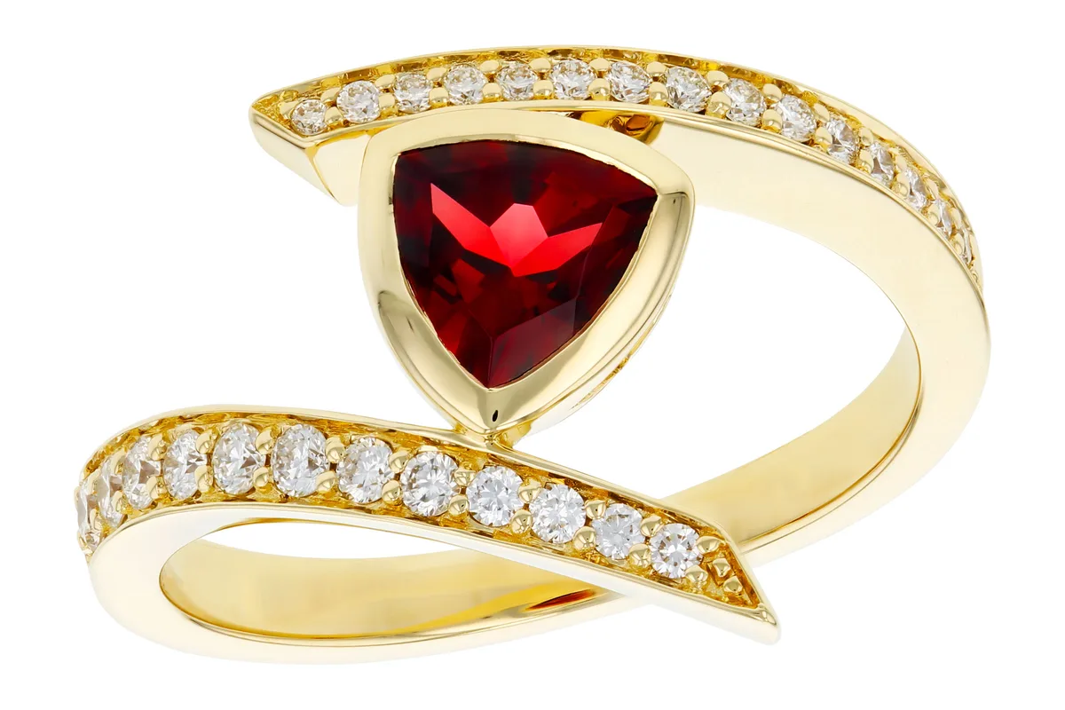 Garnet Ring in yellow gold