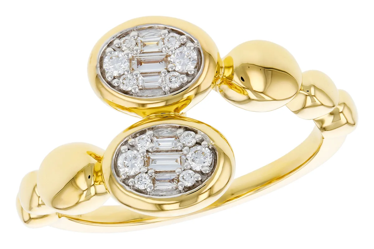 Diamond & Baguette Diamond Ring in yellow gold