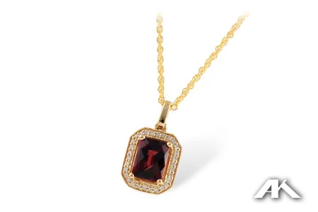 Garnet Necklace in yellow gold