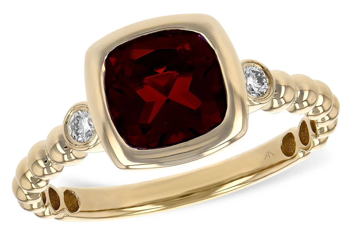 Garnet Ring in yellow gold