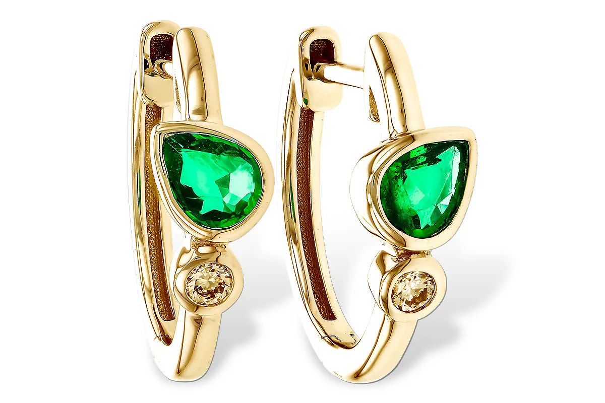 Emerald Earrings in yellow gold