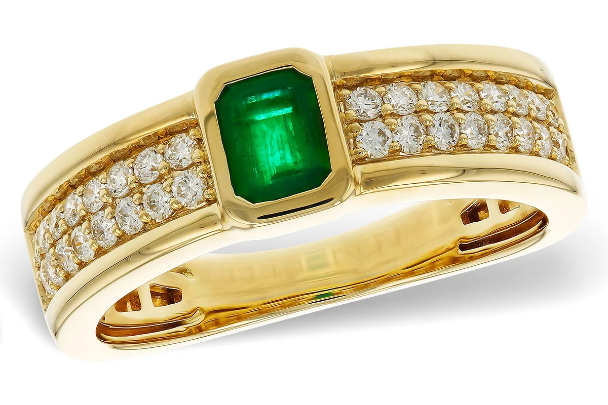 Emerald Ring in yellow gold